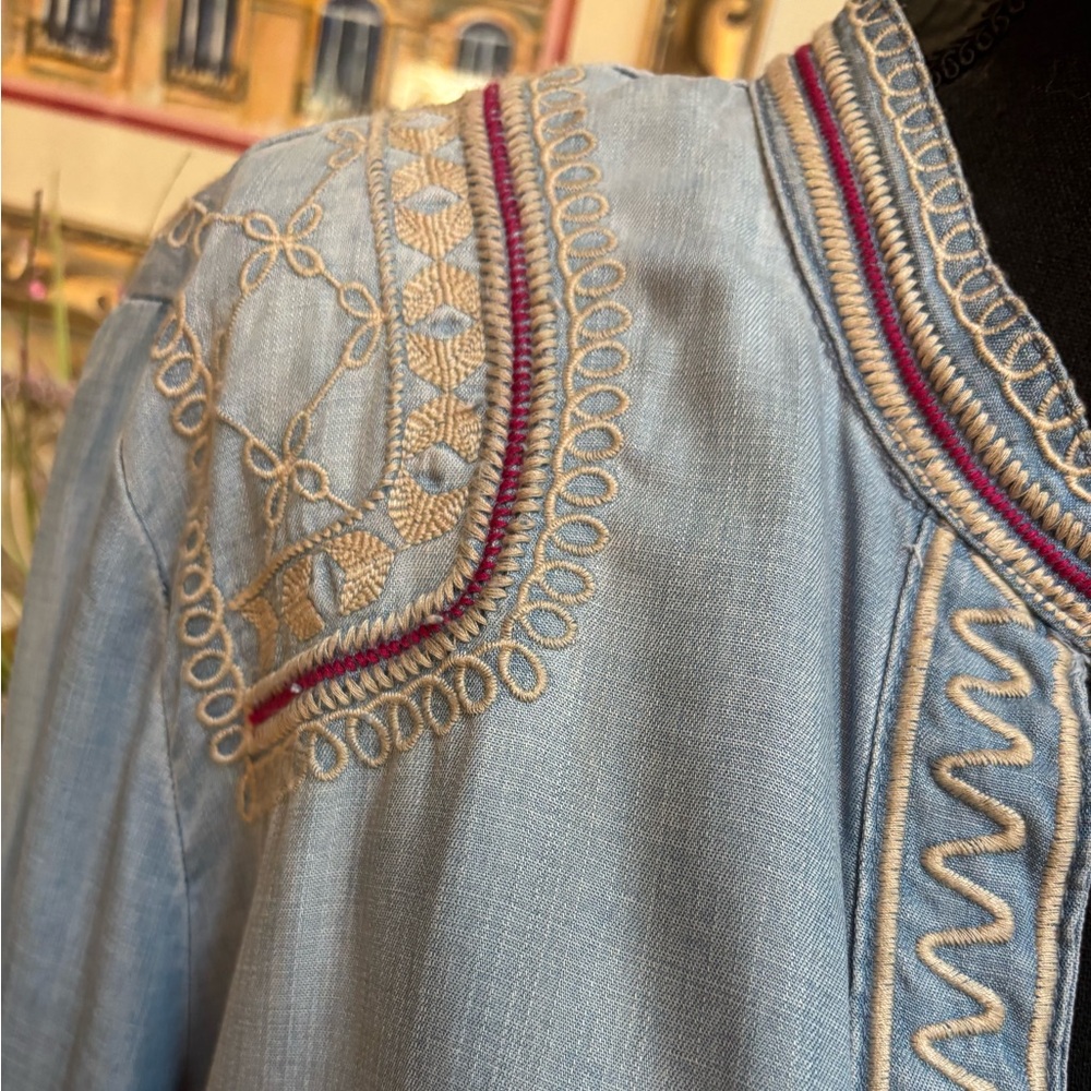 CHICOS BOHO LIGHTWASH BLUE CHAMBRAY JACKET EMBROIDERED RUFFLE PEPLUM STYLE SZ 16 - Picture 5 of 9